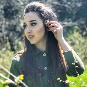 Omuzumda ağlayan bir sen