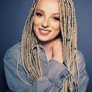 Gül Yapraklarıyla Bir Başıma